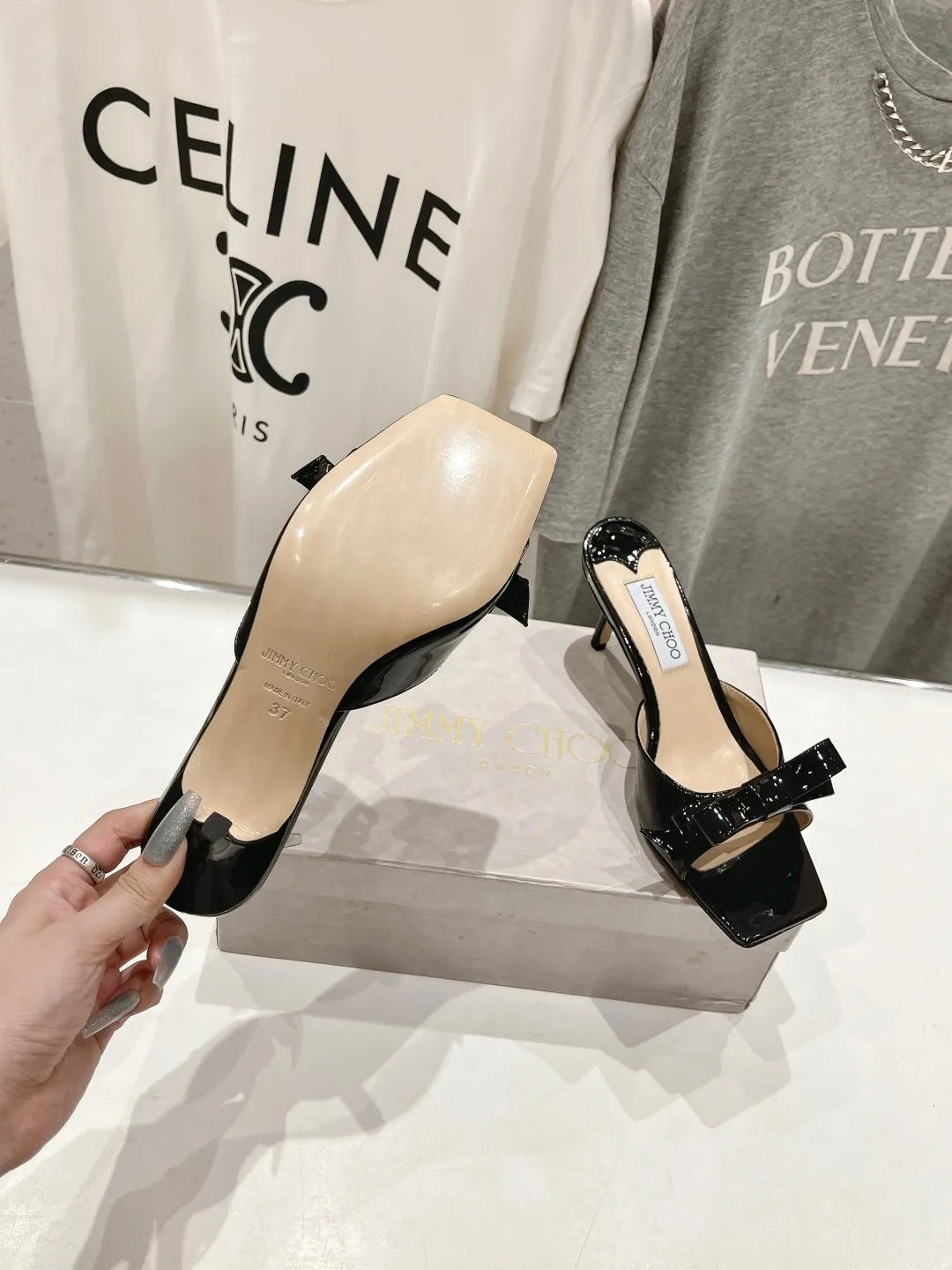 The high version leaves the factory 💰580 JIMMY CHOO*｜JC/Jimmy Zhou 2024ss summer new bow high-heeled slippers. Original last, perfect lines, simple and elegant, thick heels that show temperament on the feet, comfortable and versatile, and can also elongate the legs, make them taller, slimmer and longer. JC is best at girls who are sweet, and it adds seductive sexiness 😍 ✔Fabric: imported cow patent leather ✔Lining: imported crystal sheepskin ✔Sole: Italian genuine leather outsole ✔Heel height: 6.5cm ✔Size: 35-39 (custom-made 40 to 41 non-refundable)